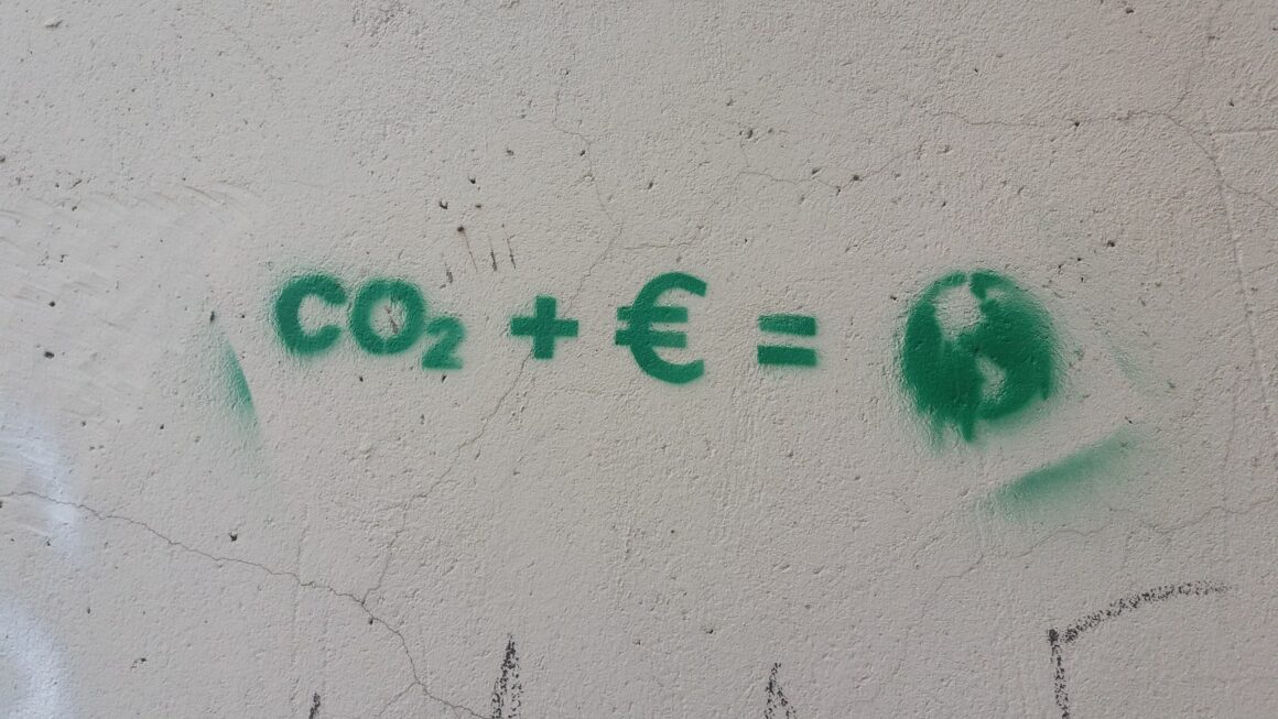 tague vert sur un mur blanc avec une planète qui font